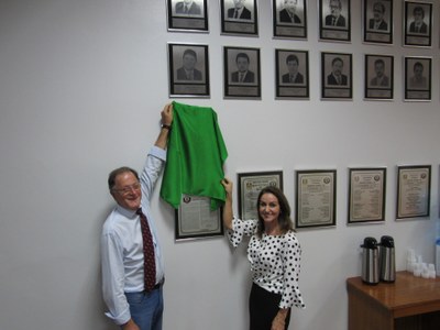 Olderes e Sérgio descerrando o quadro