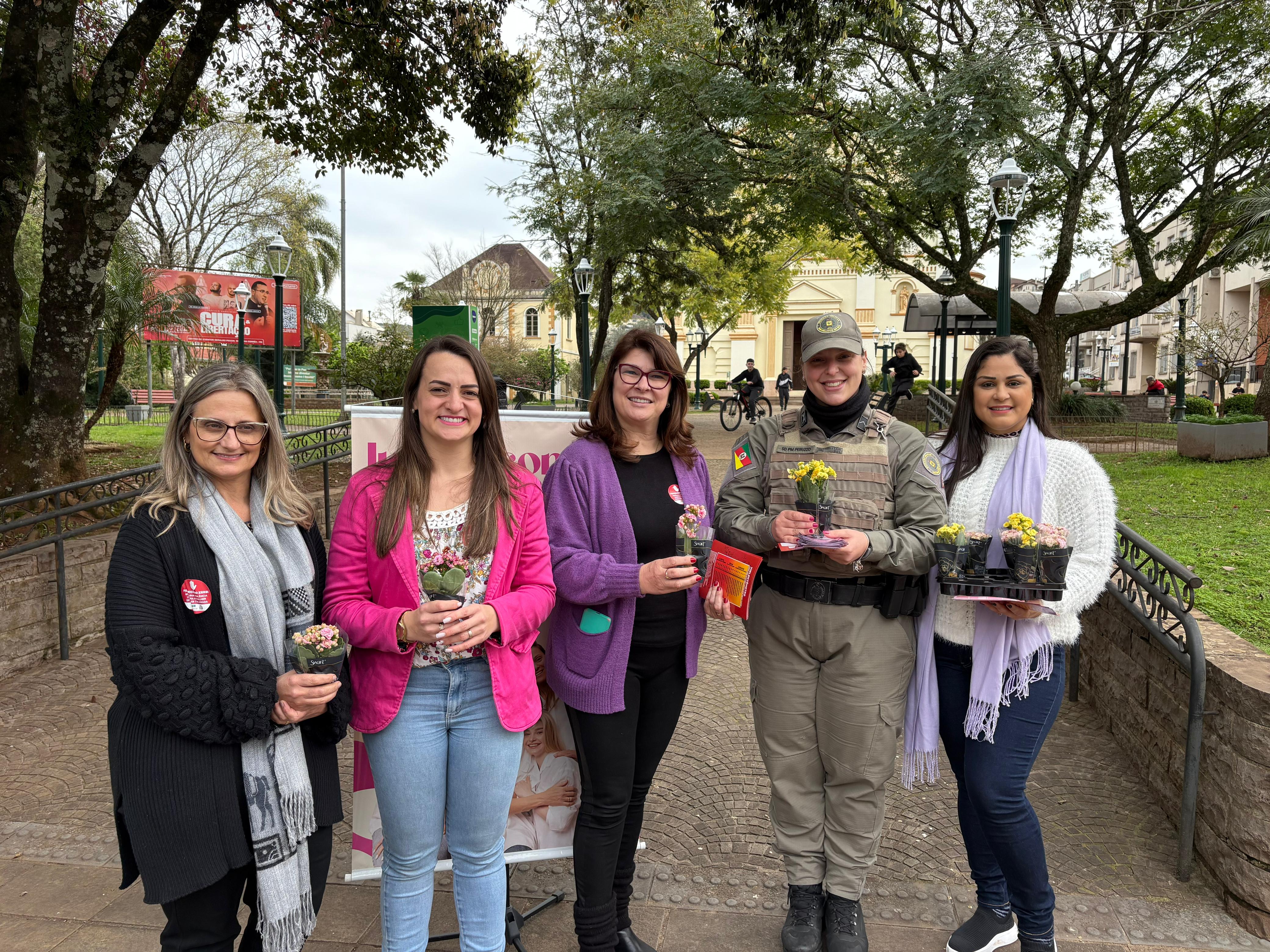 Procuradoria da Mulher realiza entrega de flores às Mulheres