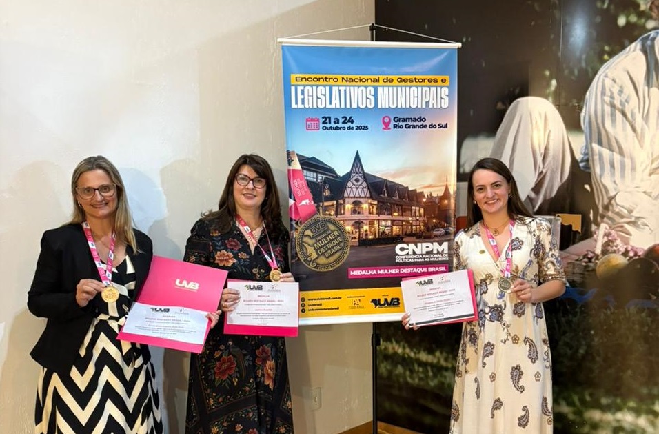 Vereadoras participam do Encontro Nacional de Gestores e Legislativos Municipais e recebem a Medalha Mulher Destaque Brasil