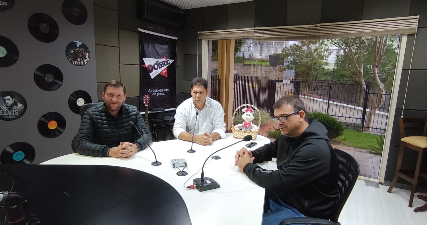 Vereadores da Comissão Especial Temporária do Arroio Feijão Cru concedem entrevista para as Rádios