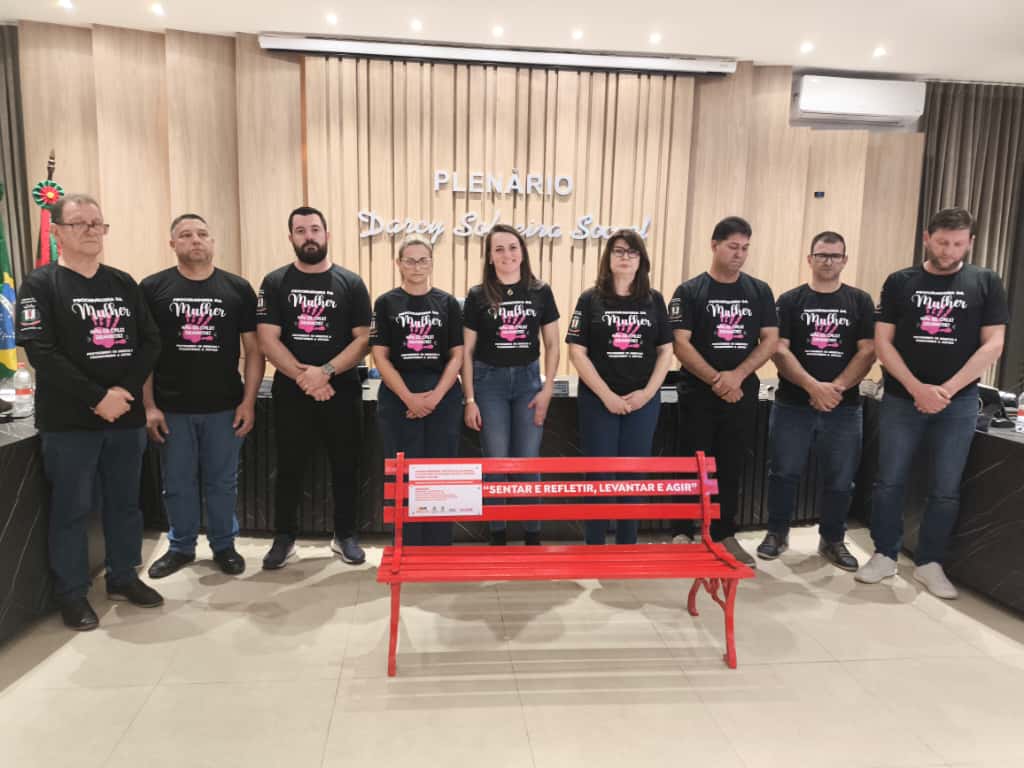 Vereadores e Servidores recebem camiseta da Procuradoria da Mulher 